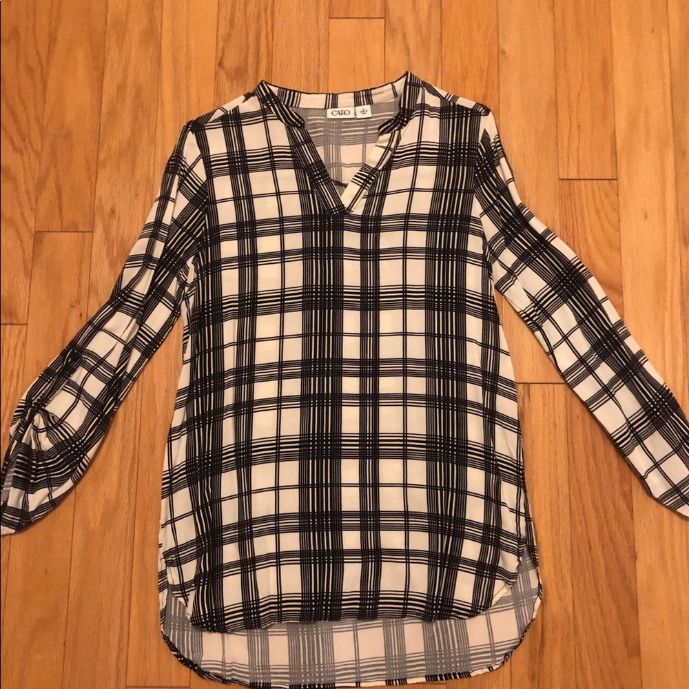 Black and white tunic pet free/smoke free home